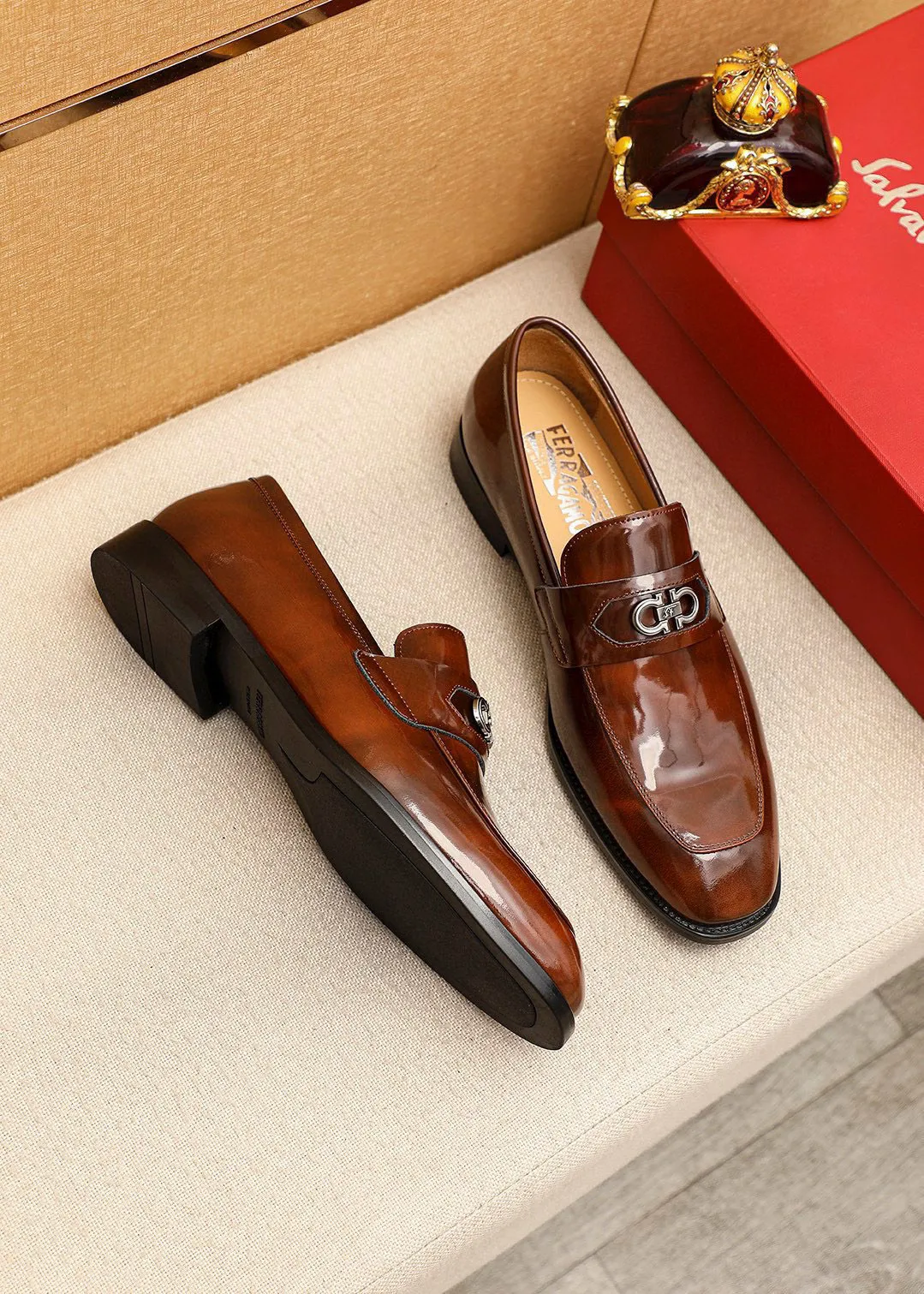 Men's shoes 💰460 💐 Product trademark: Ferragamo "Ferragamo" casual leather shoes Regular size: 38-44 (45.46🉑️customized) Product materials: Selected imported first-layer open-edge beaded cowhide leather upper + luxury hardware buckle, imported water-dyed cowhide leather lining. Strong three-dimensional visual effect, original rubber outsole Color: 1⃣️color optional
